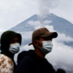 Blijf Waakzaam! Drie Indonesische Vulkanen Actief met Alarmstatus