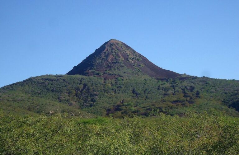 Ontdek de Verbazingwekkende Pico do Cabugi: Een Verborgen Natuurwonder in Brazilië!