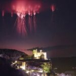 Verbluffende Rode Sprite Verschijnt Boven Middeleeuws Kasteel in Frankrijk!