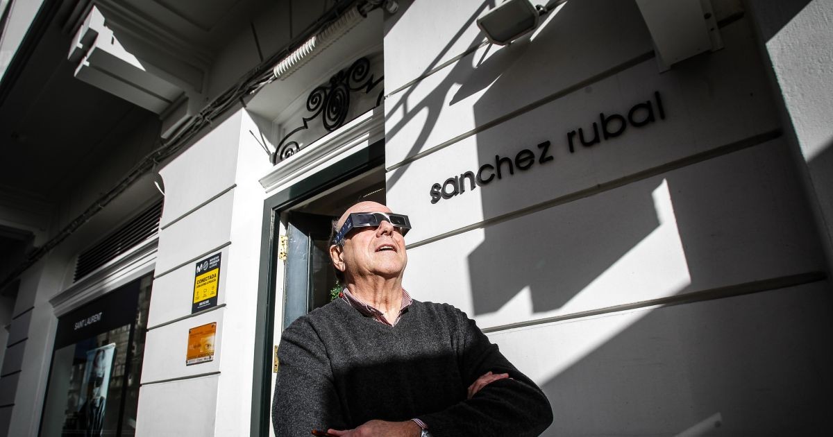 De Must-Have Kerstcadeau in A Coruña: Zonne-Eclipsbrillen!