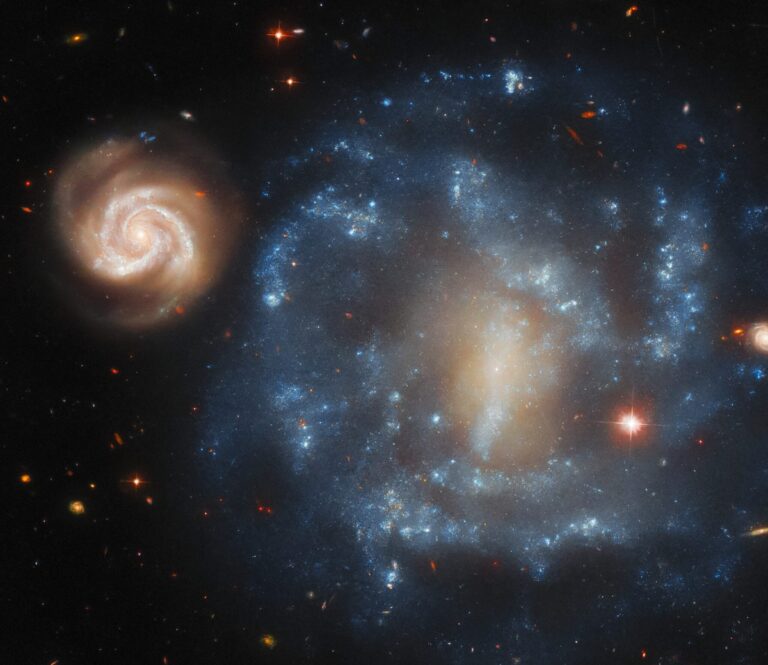 Verbazingwekkende Kosmische Illusies: Ontdek de Werkelijkheid Achter Arp 4!